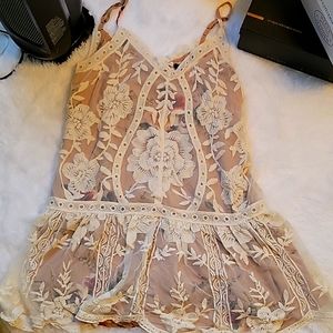 Super cute floral and lace summer dress entro clothing.